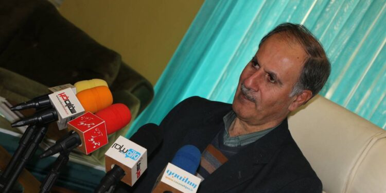 استفاده از مشاور نخبه در کمیسیون ها با رای مردمی الزامی است